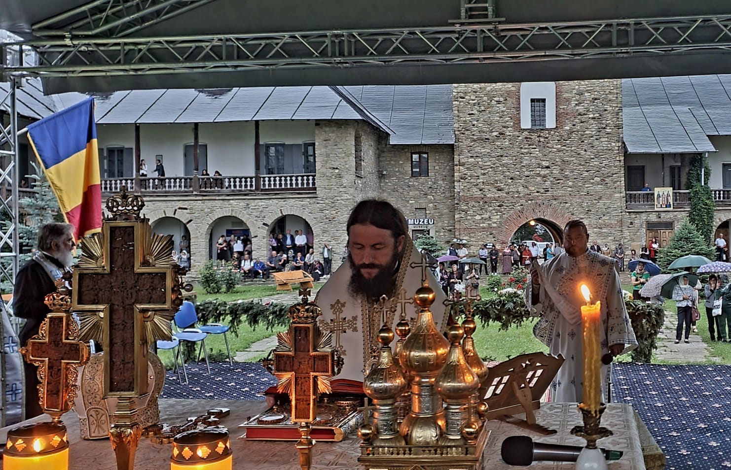 Darurile de la Litie – întărire și binecuvântare pentru credincioșii participanți la hramul Mănăstirii Neamț (priveghere).